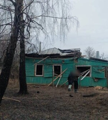 Наслідки ракетної атаки по м. Шостка на Сумщині: пошкоджено авто та приватні будинки, виникла пожежа на підприємстві. ФОТО