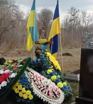 На Черкащині для відео у TikTok підлітки зняли прапор з могили загиблого воїна