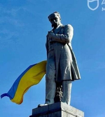 На пам’ятнику Тарасові Шевченку у Дніпрі майорить величезний прапор України
