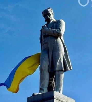 На пам’ятнику Тарасові Шевченку у Дніпрі майорить величезний прапор України
