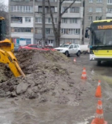 У Львові через аварійний витік води на вул. Грінченка тимчасово не курсує тролейбус №33