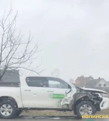 Біля Луцька зіткнулися вантажівка та пікап. Відео