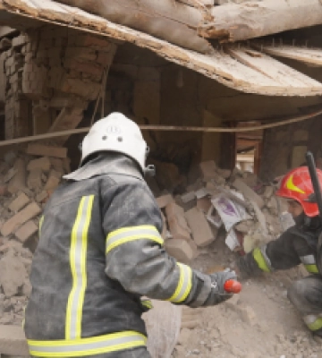 Ракетний удар по житлових будинках на Львівщині: у селі Велика Вільшаниця продовжують розбирати завали (ВІДЕО)