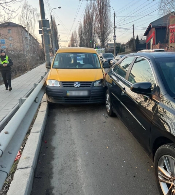 У Рівному зіткнулись три авто: патрульні назвали винуватця