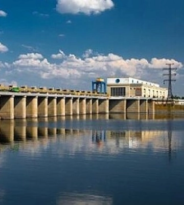 Войска РФ повредили дамбу Каховской ГЭС: водохранилище обмелело
