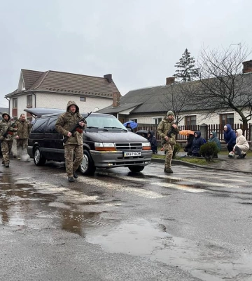 Плакали люди і небо: на Волині прощалися з загиблим Героєм Дмитром Мельничуком