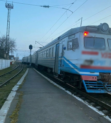 На залізничному вокзалі у Рівному на коліях травмувався 82-річний пенсіонер