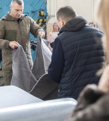 В метро Киева появился патриотический арт-поезд, а также 10 тысяч раскладных стульев - фото