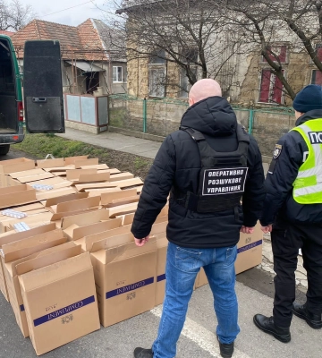 На Закарпатті зупинили мікроавтобус, водій якого перевозив контрабандні цигарки (ВІДЕО)