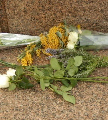 Жители Севастополя возложили цветы к памятнику Тарасу Шевченко в день его рождения