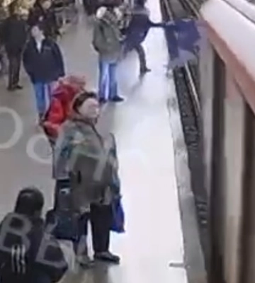 В московском метро пенсионер толкнул подростка под поезд - соцсети