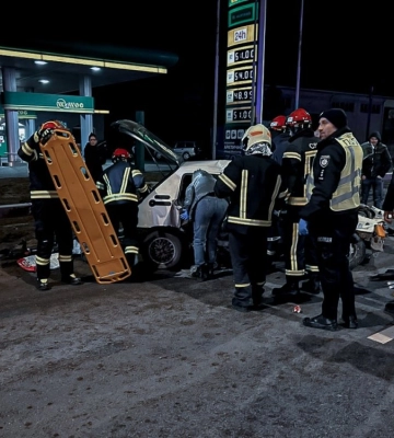 У Тернополі внаслідок ДТП водія та двох пасажирів легковика затисло у розтрощеному салоні (ФОТО)