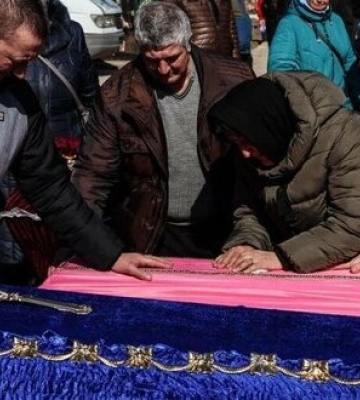 В Запорожье похоронили семью Фурник с 8-месячным младенцем, которая погибла в результате российского ракетного удара по жилому дому. ФОТОрепортаж