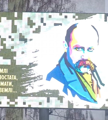 Чому попри сильний дощ у центрі Рівного зібралися десятки людей (ВІДЕО)