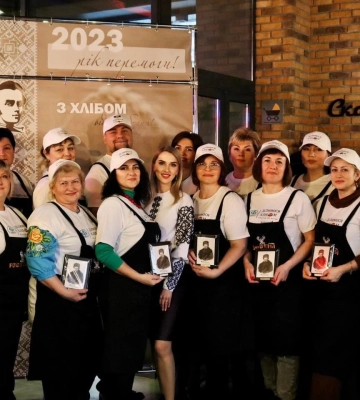 У Рівному переселенці спільно з ЦНАПом пекли хліб для військових