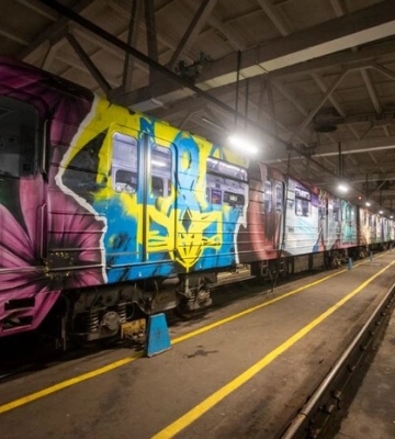 З комфортом під час тривоги: київський метрополітен отримав стільці, ковдри та матраци