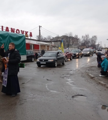 На Волині навколішки зустріли Героя Олега Пастухова
