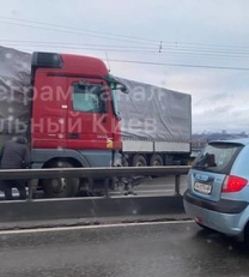 В Киеве из-за ДТП с фурой парализовано движение по одному из мостов: фото
