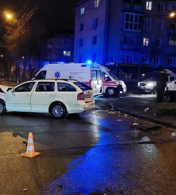 На перехресті у Рівному зіткнулись два авто