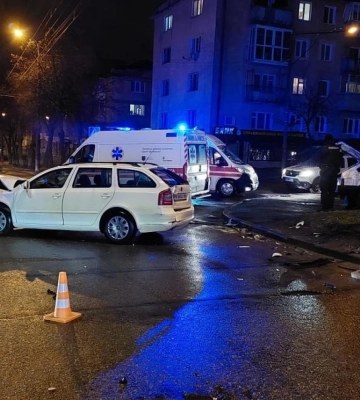 В Рівному рятувальники допомогли поліцейським у ліквідації наслідків ДТП за участю 2 автомобілів