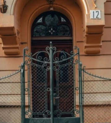 В історичному будинку Львова два пластикові вікна замінили на дерев’яні