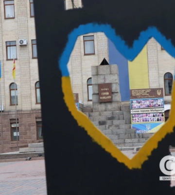 У Кропивницькому ковалі зі Знам’янки презентували інсталяцію з уламків боєприпасів (фоторепортаж)