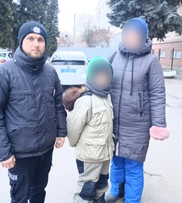 У Сумах поліцейські повернули малолітнього хлопчика, який загубився, матері
