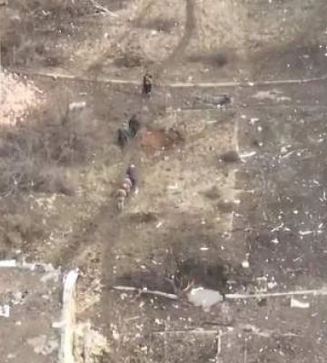 Позаду колони – окупант з автоматом: росіяни почали виводити цивільних з Бахмута