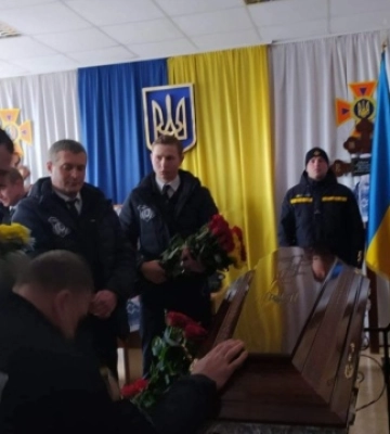 У Хмельницькому попрощалися з рятувальниками, які загинули внаслідок обстрілу