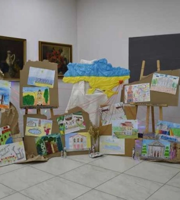 Місто, яке обов&#039;язково відродиться: У Рівному відкрили виставку малюнків дітей-маріупольців