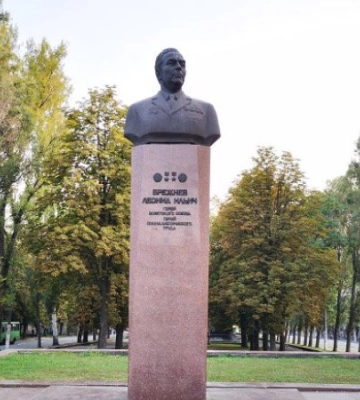 На Днепропетровщине отказались демонтировать бюст одиозному советскому деятелю