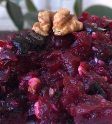 Салат со свеклой, яблоками и орехами: как через несколько минут приготовить витаминное блюдо на всю семью