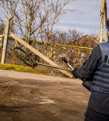 У селі на Херсонщині автівка підірвалася на міні: дві людини загинуло