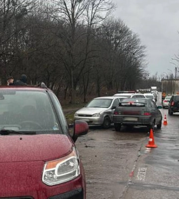 На Заході України водій раптово помер за кермом авто під час руху: його автомобіль врізався у два легковики