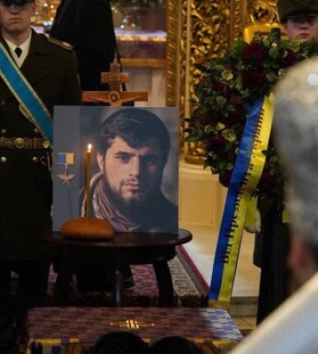 У Києві сотні людей попрощалися з Героєм України &quot;Да Вінчі&quot;: Зеленський та прем&#039;єр Фінляндії також віддали останню шану