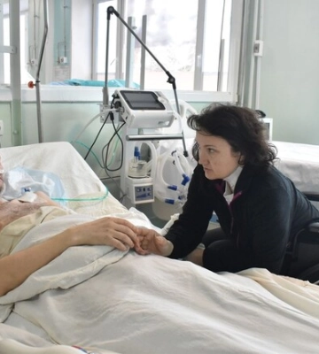 В Днепре спасают мужчину, который остался без руки из-за минометных обстрелов
