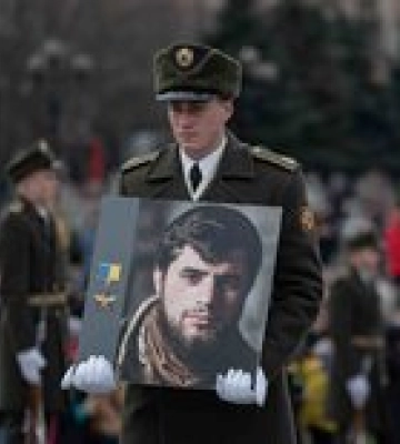 На коленях перед Героем. В Киеве простились с легендарным командиром &quot;Да Винчи&quot; – фото