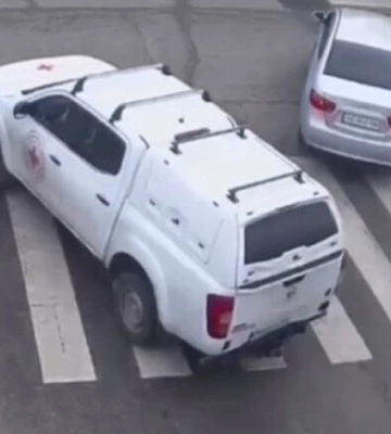 В Днепре авто Красного Креста сбило женщину на &quot;зебре&quot; (видео момента ДТП)