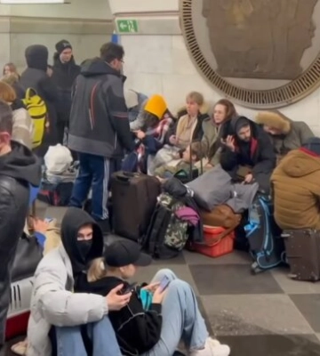 Встановлюють спальні місця на всіх станціях: київське метро повністю переробляють у притулок, що відбувається