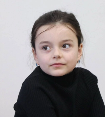 Дівчинка із Затоки, яка втратила ніжку через ракетний удар, отримала біонічний протез