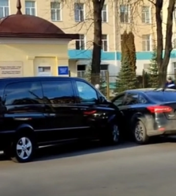 У Луцьку легковик «підставився» під бус на світлофорі (відео)