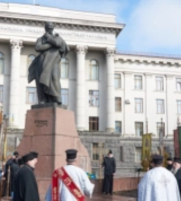 У Луцьку біля памʼятника Тараса Шевченка відбулось богослужіння до роковин його смерті