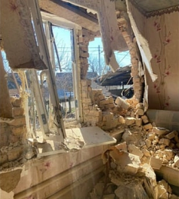 У Нікополі поліцейські документують наслідки ворожих обстрілів