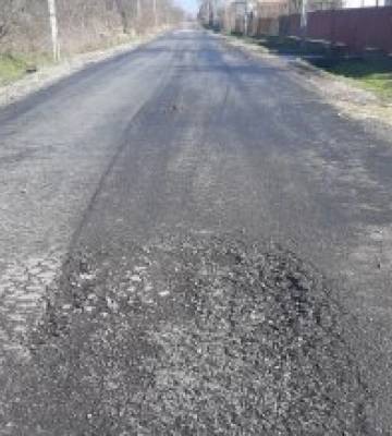 В Закарпатті на деяких дорогах після ремонту асфальт зійшов з снігом (відео)