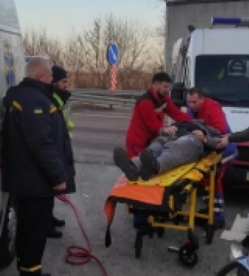 На трасі Київ-Чоп у Рівненському районі – ДТП. Одного з водіїв деблокували рятувальники