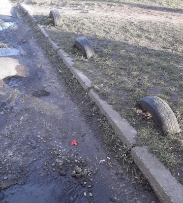 Це засмічення: у луцьких дворах демонтують автомобільні шини 