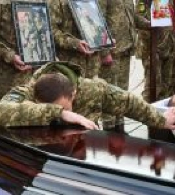 Хотів врятувати та прикрити собою – у Києві попрощалися з батьком і сином, що разом загинули біля Бахмута