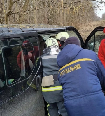 Аварія на Волині: рятувальники витягли з мікроавтобуса чоловіка, він у лікарні