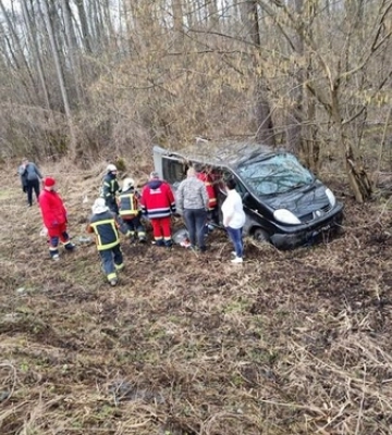 Аварія на Волині: рятувальники витягли з мікроавтобуса чоловіка, він у лікарні