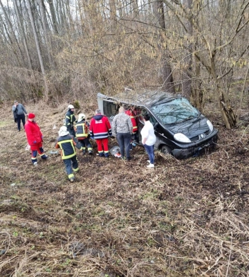 Аварія на Волині: рятувальники витягли з мікроавтобуса чоловіка, він у лікарні